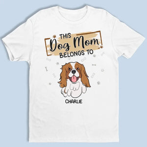 Cette maman chien appartient à - T-shirt unisexe personnalisé, sweat à capuche, sweat-shirt - Cadeau pour propriétaires et amoureux des animaux