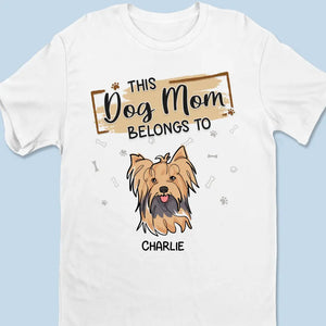 Cette maman chien appartient à - T-shirt unisexe personnalisé, sweat à capuche, sweat-shirt - Cadeau pour propriétaires et amoureux des animaux
