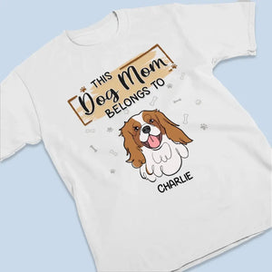 Cette maman chien appartient à - T-shirt unisexe personnalisé, sweat à capuche, sweat-shirt - Cadeau pour propriétaires et amoureux des animaux