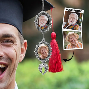 Photo personnalisée pour toujours dans nos cœurs - Breloque photo personnalisée avec pompon de remise de diplôme et ailes d'ange - Cadeau de remise de diplôme pour les membres de la famille, les frères et sœurs