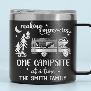 Créez des souvenirs, un emplacement de camping à la fois - Gobelet personnalisé en acier inoxydable de 14 oz avec poignée - Cadeau pour les amateurs de camping