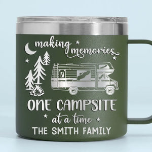 Créez des souvenirs, un emplacement de camping à la fois - Gobelet personnalisé en acier inoxydable de 14 oz avec poignée - Cadeau pour les amateurs de camping