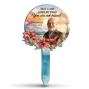 Photo personnalisée : pas un jour ne passe sans que vous ne nous manquiez - Piquet de jardin en acrylique personnalisé de style vitrail - Cadeau de condoléances pour les membres de la famille