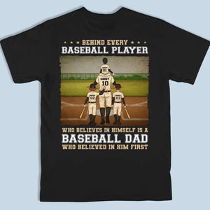 Derrière chaque joueur de baseball se cache un papa de baseball - T-shirt, sweat à capuche et sweat-shirt unisexe personnalisé avec imprimé au dos pour la famille - Cadeau pour papa, amateur de sport et joueur de sport