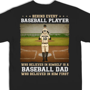 Derrière chaque joueur de baseball se cache un papa de baseball - T-shirt, sweat à capuche et sweat-shirt unisexe personnalisé avec imprimé au dos pour la famille - Cadeau pour papa, amateur de sport et joueur de sport