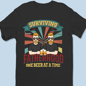 Survivre à la paternité une bière à la fois - T-shirt unisexe personnalisé, sweat à capuche, sweat-shirt - Cadeau pour papa, grand-père