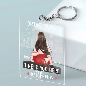 Conduis prudemment, bébé, j'ai besoin de toi ici avec moi - Porte-clés en acrylique personnalisé pour couple - Cadeau pour mari et femme, anniversaire