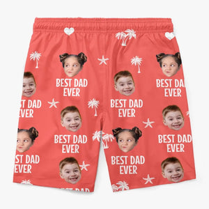 Photo personnalisée Bravant de nouveaux mondes en famille - Short de plage hawaïen tropical Aloha personnalisé pour hommes - Cadeau de vacances d'été pour papa et grand-père