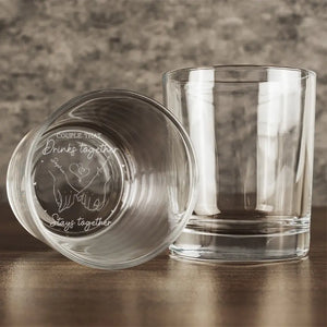 Un couple qui boit ensemble reste ensemble - Verre à whisky personnalisé pour couple - Cadeau pour mari et femme, anniversaire