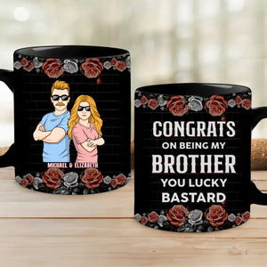 Nous nous battons, mais nous ne pouvons pas vivre l'un sans l'autre - Tasse noire personnalisée pour la famille - Cadeau pour les membres de la famille, les frères et sœurs