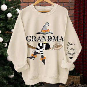 Toutes les sorcières ne vivent pas à Salem ! Sweat-shirt unisexe personnalisé avec motif sur la manche. Cadeau d'Halloween pour maman et grand-mère.