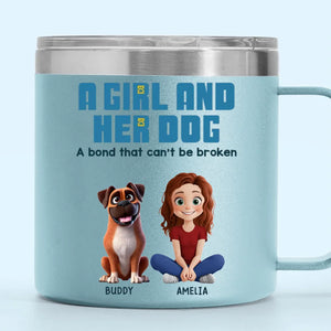 Une fille et ses chiens partagent un langage qui n'a pas besoin de mots - Gobelet personnalisé en acier inoxydable de 14 oz avec poignée pour chien - Cadeau pour propriétaires d'animaux et amoureux des animaux