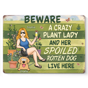 Une folle aux plantes et son chien pourri gâté vivent ici - Plaque en métal personnalisée pour chien - Cadeau de pendaison de crémaillère pour propriétaires et amoureux des animaux