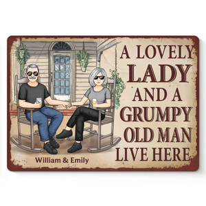 Une charmante dame et un vieil homme grincheux vivent ici - Plaque en métal personnalisée pour couple - Cadeau de pendaison de crémaillère pour mari et femme, anniversaire