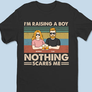 J'élève un garçon, rien ne me fait peur - T-shirt unisexe personnalisé pour la famille, T-shirt premium, sweat à capuche - Cadeau de fête des mères pour maman, fils