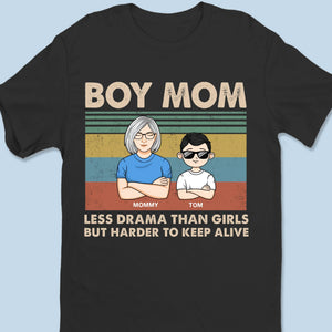 Moins dramatique que les filles, mais plus difficile à maintenir en vie - T-shirt unisexe personnalisé pour la famille, t-shirt premium, sweat à capuche - Fête des Mères, cadeau pour maman