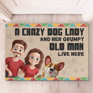 Bienvenue chez la dame aux chiens et au grincheux - Tapis décoratif personnalisé pour couple - Cadeau de pendaison de crémaillère pour mari et femme, anniversaire, propriétaires d'animaux, amoureux des animaux