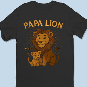 Papa Lion, Toujours Sur Ses Gardes - T-shirt Unisexe Personnalisé Famille, T-shirt Premium, Sweat à Capuche - Fête des Pères, Cadeau pour Papa, Grand-Père