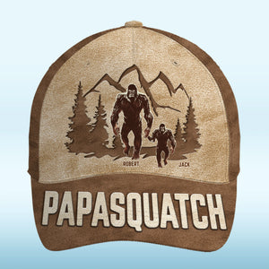 Je marche avec mes petits squatchs - Casquette personnalisée pour la famille, casquette classique à imprimé intégral - Cadeau pour la fête des pères, papa, grand-père