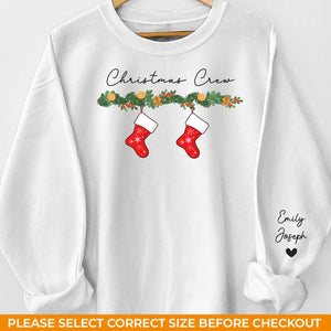 Dans la chaleur de l'amour de notre famille - Sweat-shirt unisexe personnalisé avec motif sur la manche - Cadeau de Noël pour les membres de la famille