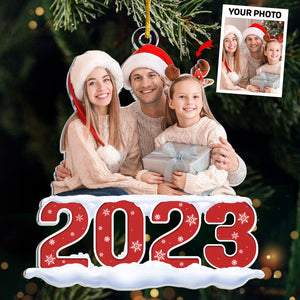 Photo personnalisée Il n'y a pas d'endroit comme l'étreinte de notre famille - Ornement personnalisé personnalisé pour la famille - Forme personnalisée en acrylique - Cadeau de Noël pour les membres de la famille