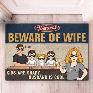 Attention à votre femme, les enfants sont louches, le mari est cool - Tapis décoratif personnalisé pour la famille - Cadeau pour les membres de la famille