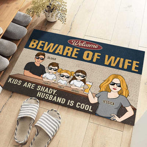 Attention à votre femme, les enfants sont louches, le mari est cool - Tapis décoratif personnalisé pour la famille - Cadeau pour les membres de la famille