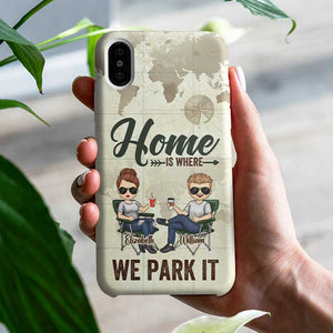 Notre maison est là où nous la garons - Cadeau pour couples en camping, mari et femme - Coque de téléphone personnalisée