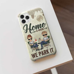 Notre maison est là où nous la garons - Cadeau pour couples en camping, mari et femme - Coque de téléphone personnalisée
