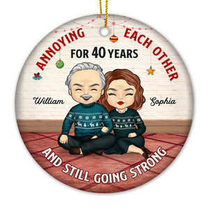Nous nous agaçons encore les uns les autres ce Noël - Décoration de Noël ronde personnalisée en céramique - Cadeau pour couple, mari et femme, anniversaire, fiançailles, mariage, cadeau de mariage, cadeau de Noël