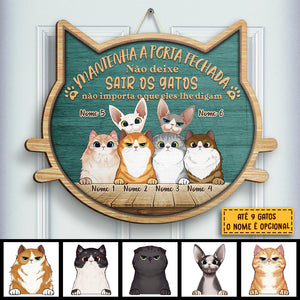 Não Deixe Sair Os Gatos - Não Importa O Que Lhe Digam - Personalized Shaped Door Sign Portuguese.