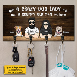 Une folle aux chiens et un vieil homme grincheux vivent ici - Porte-clés personnalisé, porte-clés - Cadeaux d'anniversaire, cadeau pour couples, mari et femme, amoureux des chiens