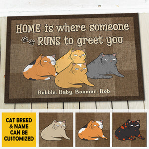 Là où quelqu'un court pour vous saluer - Tapis décoratif personnalisé - Cadeau pour les amoureux des animaux