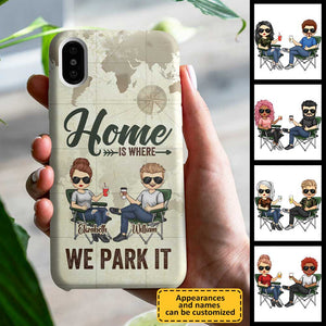 Notre maison est là où nous la garons - Cadeau pour couples en camping, mari et femme - Coque de téléphone personnalisée