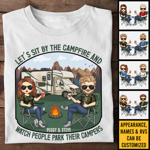 Asseyons-nous près du feu de camp - T-shirt unisexe personnalisé, sweat à capuche, sweat-shirt - Cadeau pour couple, mari et femme, anniversaire, fiançailles, mariage, mariage, cadeau de camping