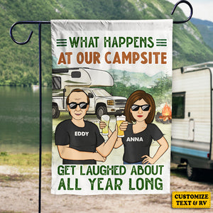Ce qui se passe sur notre camping - Drapeau personnalisé - Cadeau pour les amateurs de camping