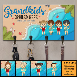 Petits-enfants gâtés ici, c'est l'heure de la plage - Porte-clés personnalisé, porte-clés - Cadeau pour grands-parents
