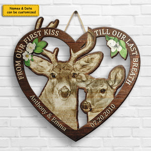Couple Buck & Doe de notre premier baiser - Panneau en bois personnalisé - Cadeau pour couples, mari et femme