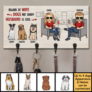 Attention à votre femme, les chiens sont louches, le mari est cool - Porte-clés personnalisé, porte-clés - Cadeau pour couples, mari et femme