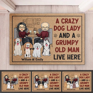 Une dame folle aux chiens et un vieil homme grincheux vivent ici - Tapis décoratif personnalisé pour chien - Cadeau de pendaison de crémaillère pour propriétaires et amoureux des animaux