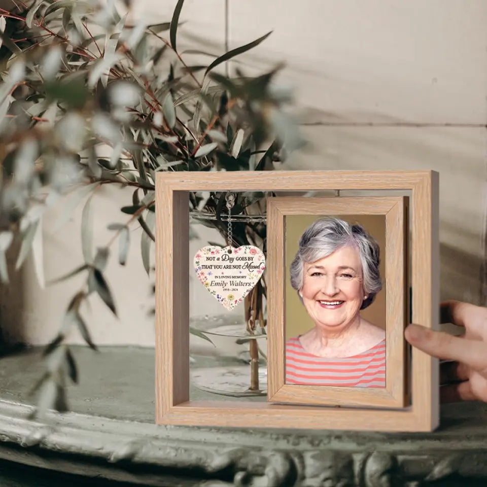 Tu es toujours dans nos cœurs - Cadre photo rotatif personnalisé en bois - Cadeau de condoléances pour les membres de la famille
