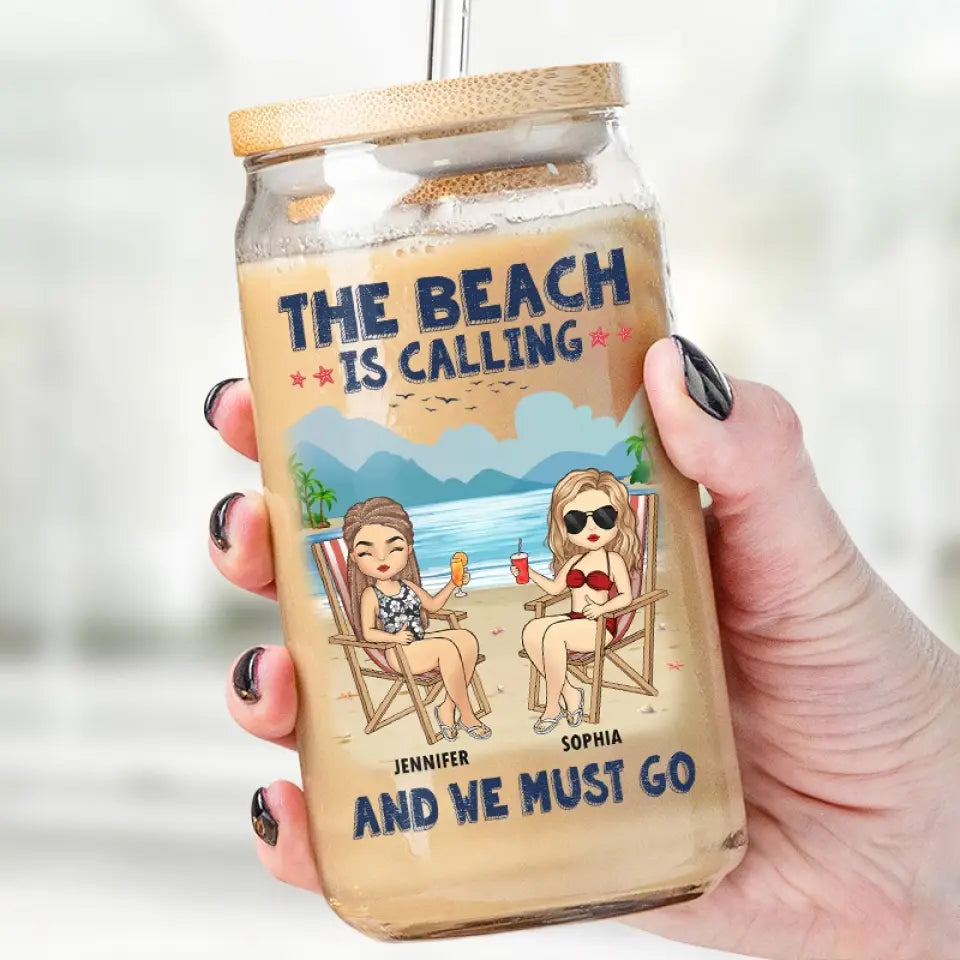 La plage nous appelle et nous devons y aller - Tasse en verre personnalisée pour meilleure amie, tasse à café glacé - Cadeau de vacances d'été pour meilleures amies, meilleures amies, sœurs