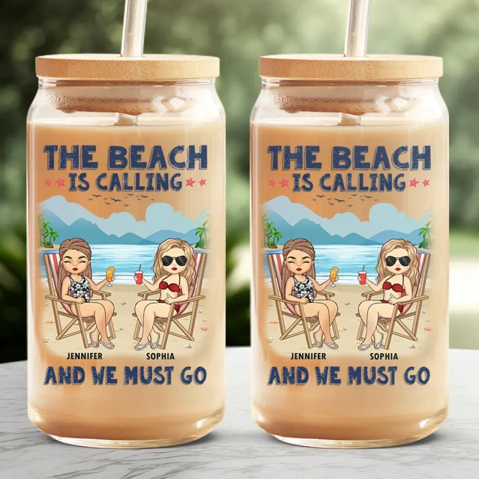 La plage nous appelle et nous devons y aller - Tasse en verre personnalisée pour meilleure amie, tasse à café glacé - Cadeau de vacances d'été pour meilleures amies, meilleures amies, sœurs