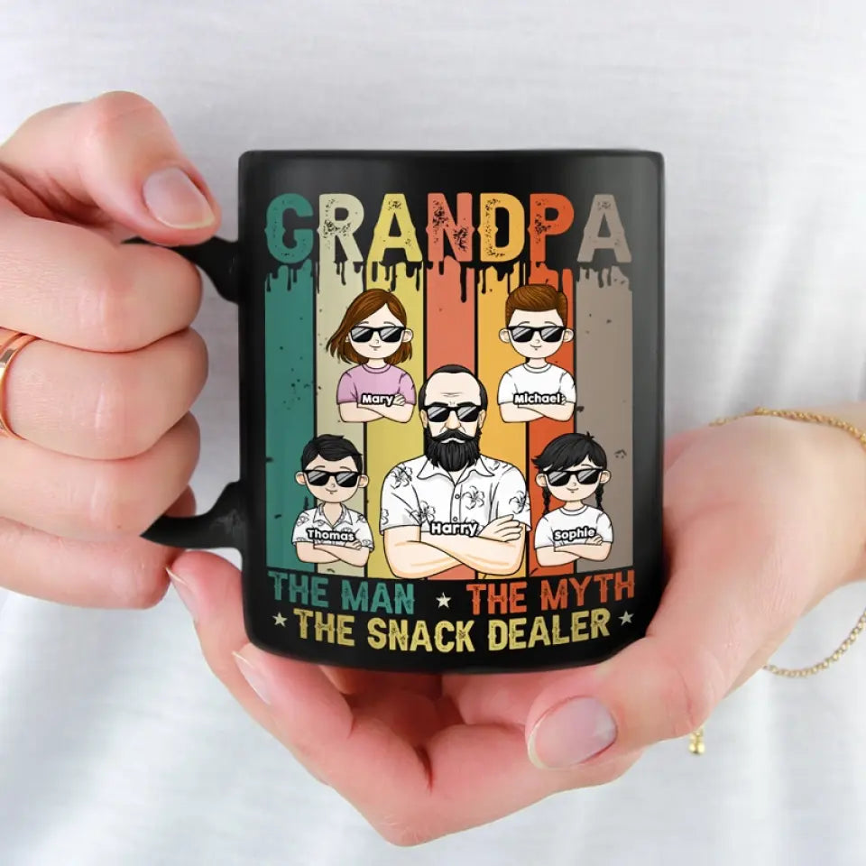 L'Homme, le Mythe, le Marchand de Snacks - Mug noir personnalisé pour la famille - Cadeau pour papa, grand-père