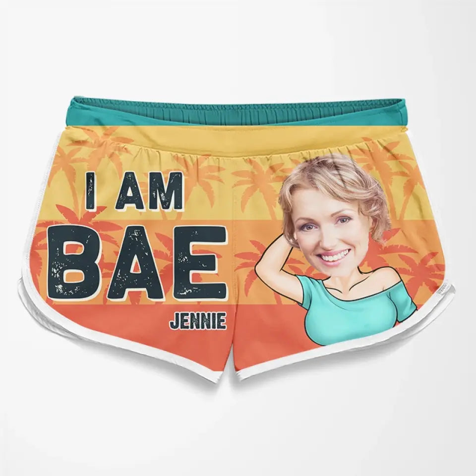 Photo personnalisée « I'm Bae » - Short de plage hawaïen tropical personnalisé et amusant pour couple - Cadeau de vacances d'été, cadeau de fête d'anniversaire pour mari et femme, anniversaire