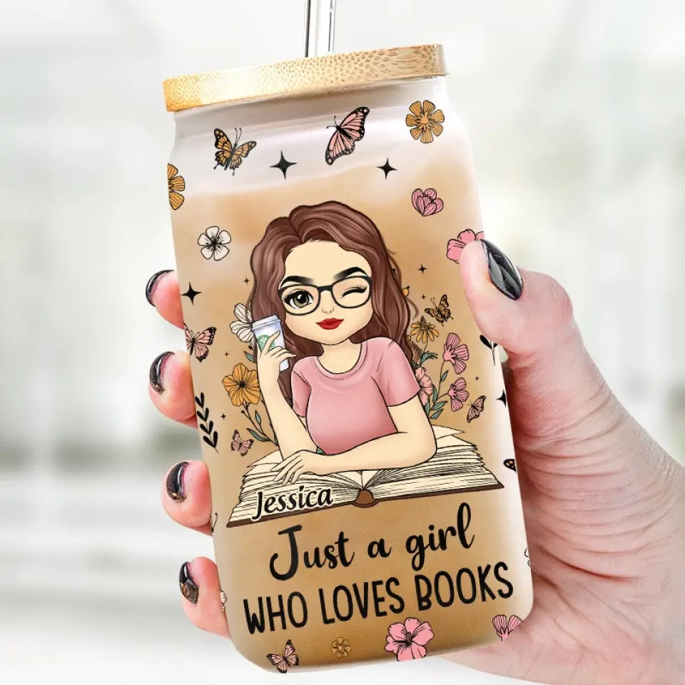 Fille perdue dans le monde des mots et des pages – Tasse en verre personnalisée, tasse à café glacé – Cadeau pour les amoureux des livres