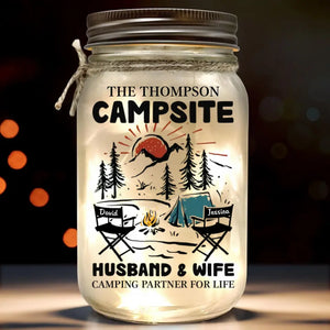 Créez des souvenirs, un emplacement à la fois ! Lampe de camping personnalisée en pot Mason ! Cadeau pour couple, mari, femme, amoureux du camping.