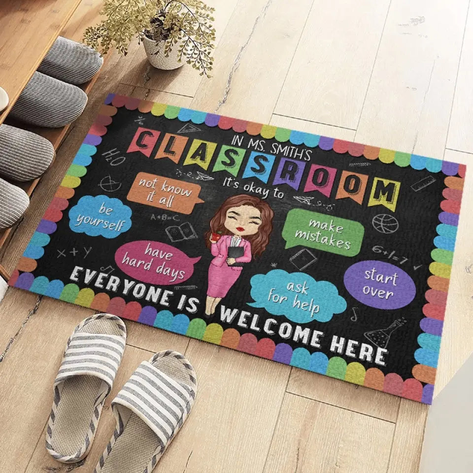 Dans cette salle de classe, c'est bien d'être soi-même - Tapis décoratif personnalisé pour la maison - Cadeau de pendaison de crémaillère pour l'enseignant