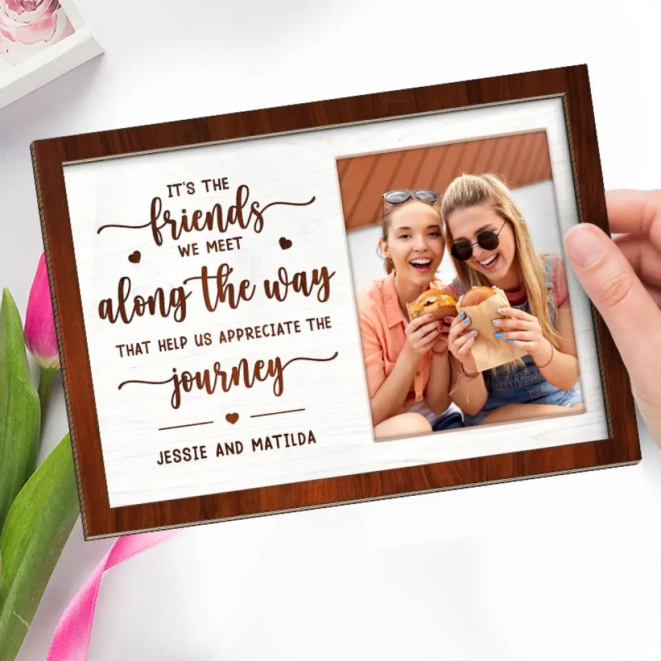 Photo personnalisée « Ce sont les amis que nous rencontrons en chemin » - Plaque en bois personnalisée à 2 couches avec support - Cadeau pour meilleures amies, meilleures amies, sœurs