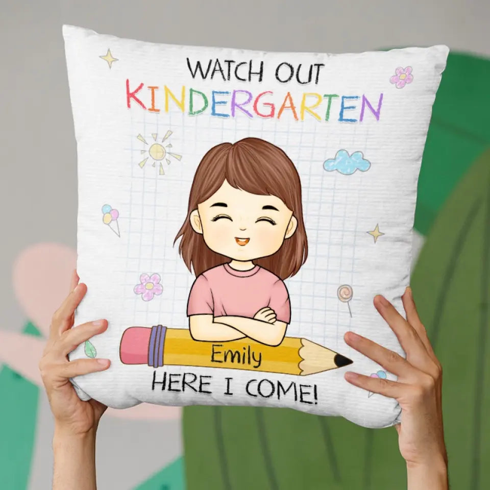 Attention maternelle, j'arrive - Coussin enfant personnalisé - Cadeau pour enfant, cadeau de rentrée scolaire